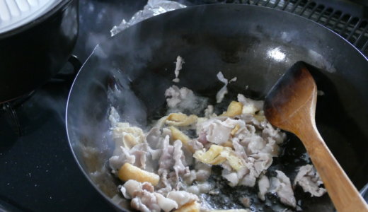 ひさしぶりの黒胡椒で、「豚肉と油揚げ」をつかった青汁の炒めもの。