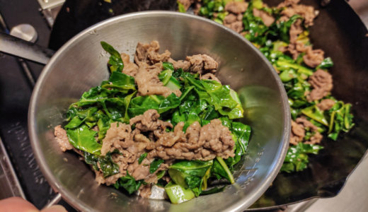 キャンプで疲れて帰ってきた日の晩御飯に「牛肉とケールの焼肉炒め」